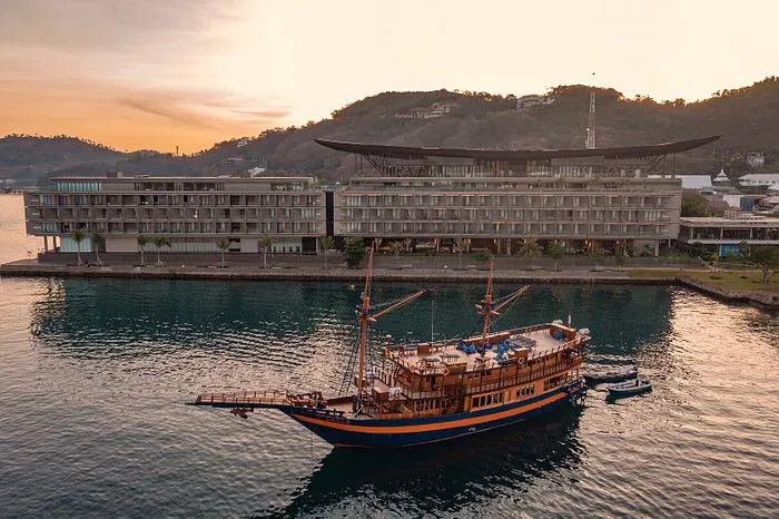 Silolona under sail at sunset